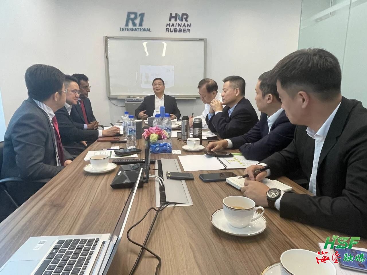 包洪文一行与R1公司座谈互换。。。。。